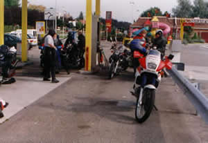 Vor Überschreiten der französischen Grenze ließen sich die Mopeds nochmal so richtig voll laufen...