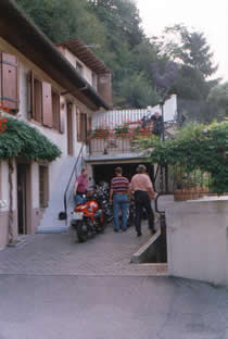 Hof der Familie Betschi. Die Motorräder durften in der Garage stehen!