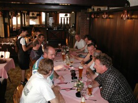 Der 1. Abend: Tanken, Essen bestellen und quatschen...