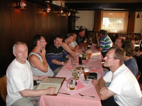 Der 1. Abend: Tanken, Essen bestellen und quatschen...