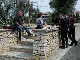 Mittagessen auf der Mauer