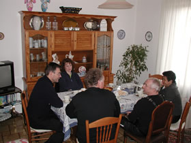 Frühstück im Wohnzimmer der Familie Melis