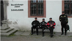 Ob die auf den Standesbeamten warten?? Dei-Dei-Dei...