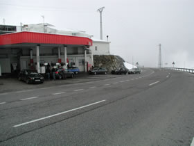 Pas de la Casa - Tanken mit Aussicht auf die Berge