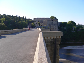 Alte Steinbrücke auf dem Weg nach Uzés