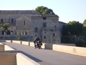 Alte Steinbrücke auf dem Weg nach Uzés