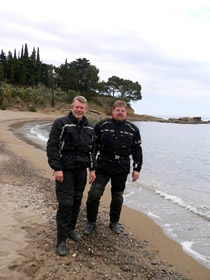 Am Strand von Llanca / Costa Brava, links: Henning, rechts: HP