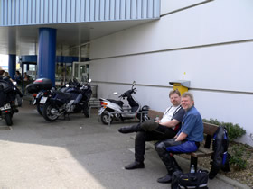 Picknick vor dem Supermarkt...