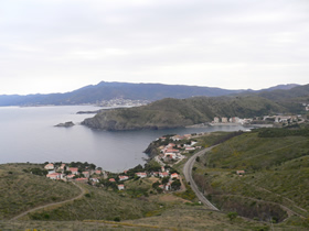 Fahrt auf der Küstenstraße über Portbou (Spanien) nach Banyuls-sur-Mer (Frankreich)