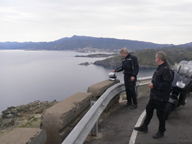 Fahrt auf der Küstenstraße über Portbou (Spanien) nach Banyuls-sur-Mer (Frankreich)