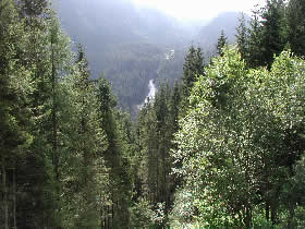 Blick zu den Grimmler Wasserfällen